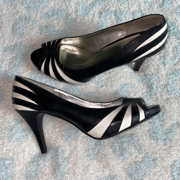 Daisy Fuentes Black and White Peep Toe Heels. - Picture 2 of 3